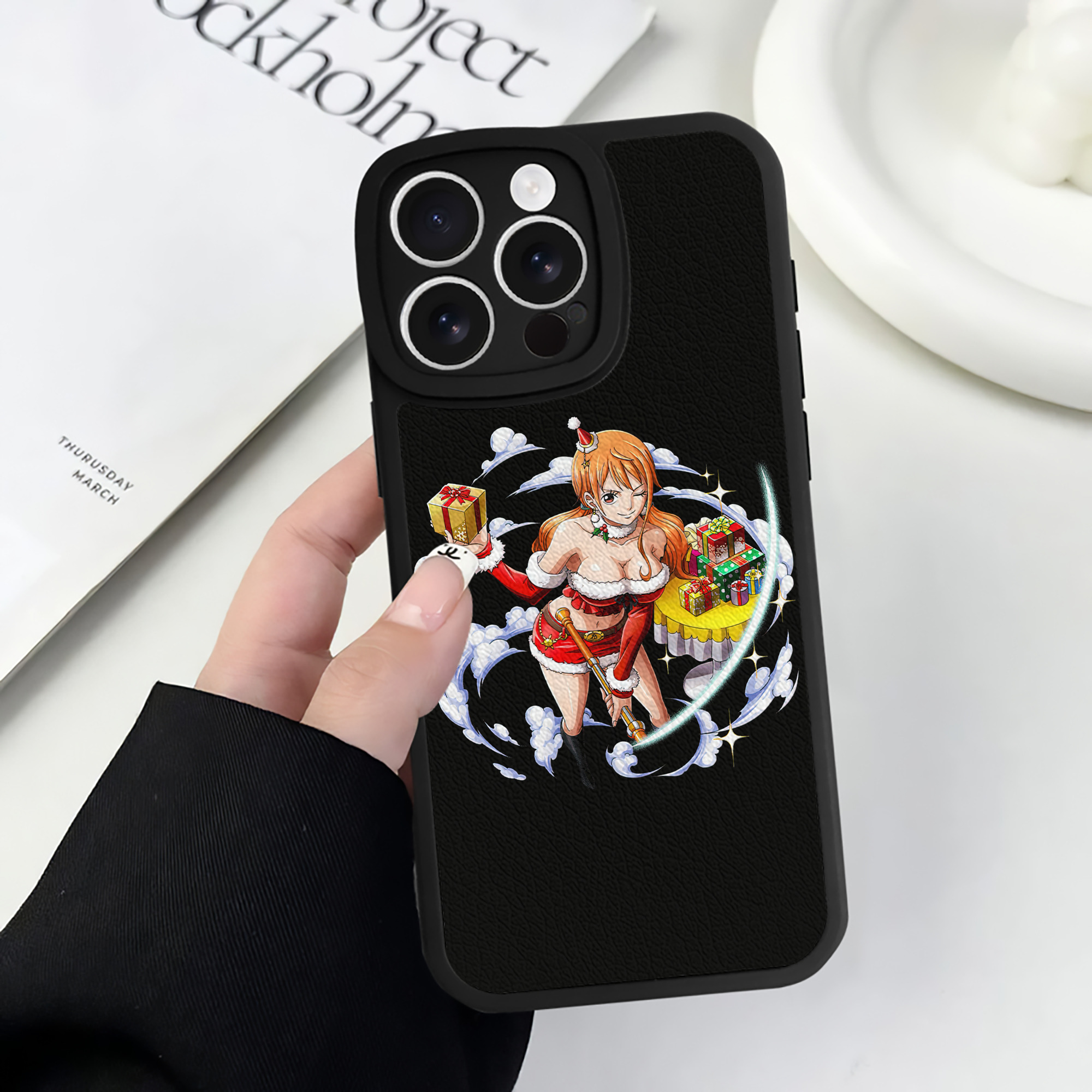 （画像用） ワンピース ナミ ONE PIECE Nami 【iPhone 16シリーズ対応】シリコンスマホケース（レザー調） 材質：シリコン